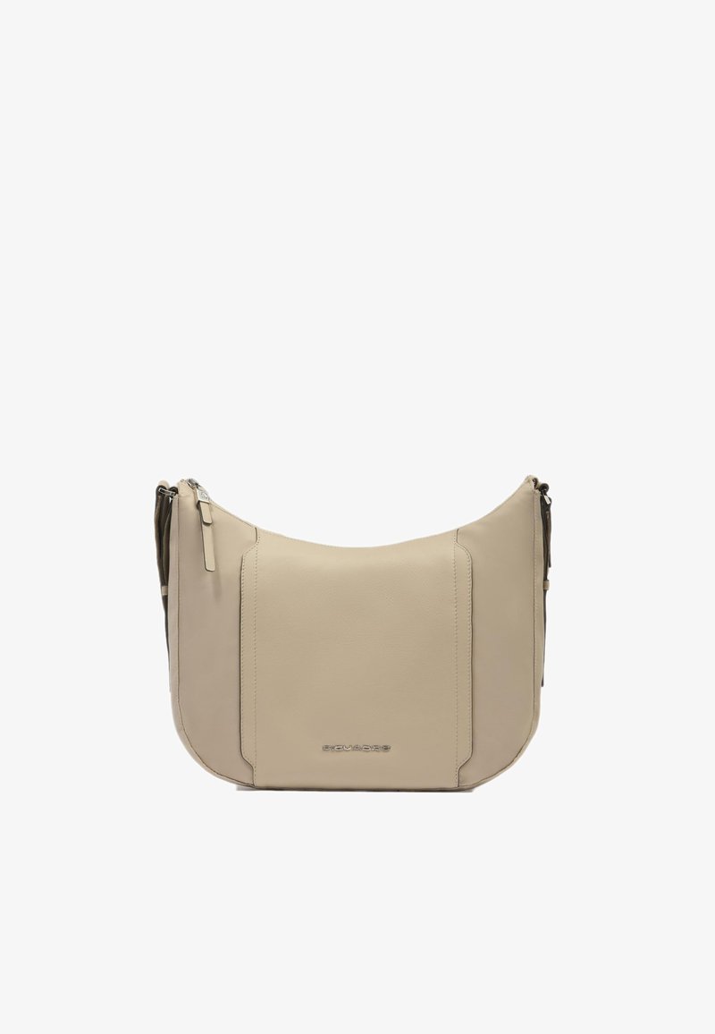 Borsa a mano in pelle beige dalla forma curva, con chiusura a zip, ampio taschino frontale e dettaglio logo discreto. Texture liscia su tutta la superficie.