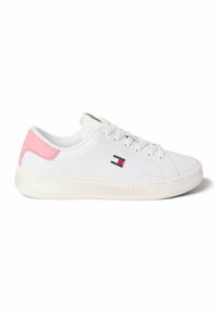 Baskets basses blanches avec accent rose au talon, design à lacets, et petit logo Tommy Jeans sur le côté au-dessus d'une semelle crème.