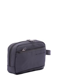 Borsa da toeletta in nylon grigio con superficie liscia, chiusura con zip, manico laterale e branding discreto. Forma rettangolare con un design elegante.