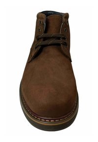 Botín de ante marrón hasta el tobillo con punta redonda, cordones negros, ojales de metal y suela texturizada con detalle de costura en contraste.