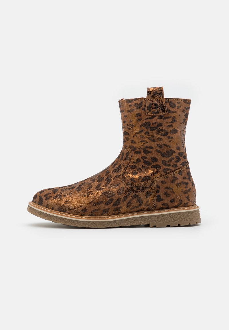 Stivaletto alla caviglia con stampa leopardata in tonalità marroni e dorate, realizzato in materiale testurizzato, con suola resistente e linguetta per facilitare l'indosso.