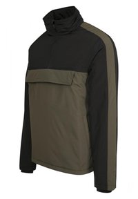 Polojacka med kvartslång dragkedja som har en svart överdel och en olivgrön underdel, med en frontficka och sidestreck för accent. Slät yta.