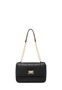 Borsa a mano in pelle nera con tracolla a catena dorata, design strutturato, texture trapuntata e prominente logo dorato sul davanti.