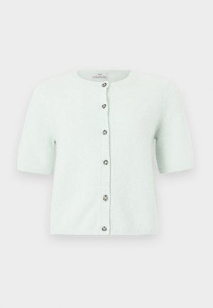 Šviesiai mėlynas trumpomis rankovėmis megztinis kardiganas su apvalia apykakle ir septyniais priekiniais mygtukais, pateiktas ant šviesaus fono.