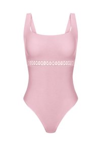 Traje de baño de una pieza rosa con un acabado suave y texturizado, escote cuadrado y tirantes anchos. Presenta una banda decorativa y estampada en la cintura.