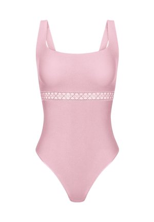 Traje de baño de una pieza rosa con un acabado suave y texturizado, escote cuadrado y tirantes anchos. Presenta una banda decorativa y estampada en la cintura.
