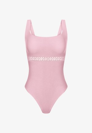 Maillot de bain une pièce rose avec une finition lisse et texturée, décolleté carré et bretelles larges. Présente une bande décorative à motifs à la taille.