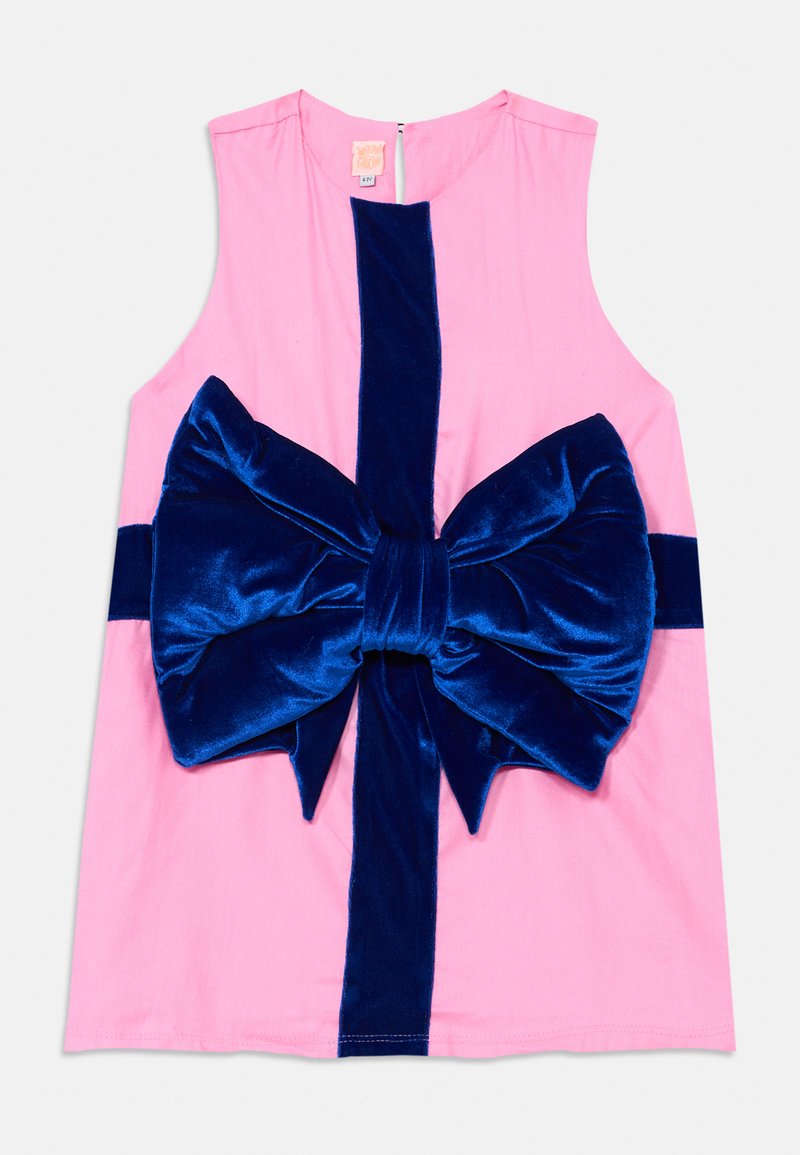 Bežė suknelė be rankovių, pagaminta iš rožinio medvilninio audinio, su didele tamsiai mėlyna aksomo juosta ties liemeniu. Suknelė turi vertikalią tamsiai mėlyną juostelę ir nugarinį užtrauktuką.