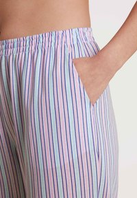 Gestreepte broek met een elastische tailleband, voorzien van verticale lijnen in roze, blauw en lichtteal, en een zijzakdetail.