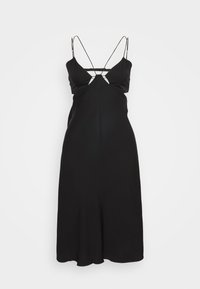 Černé šaty s přiléhavým siluetou, tenkými nastavovacími ramínky a výřezem na dekoltu. Vyrobeno z hladké látky.