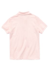Koszulka polo z krótkim rękawem w kolorze jasnoróżowym, wykonana z fakturowanej tkaniny, z kołnierzykiem i prostym wykończeniem u dołu.