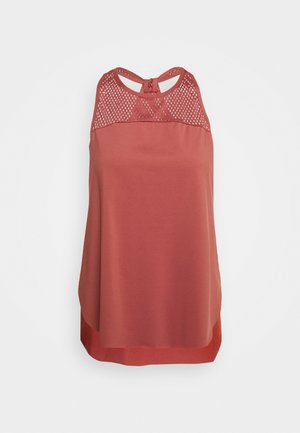 Bez rękawów damska bluzka w rdzawo-pomarańczowym kolorze z siateczkową górną częścią i zapięciem na plecach z otworem, o luźnym, zwiewnym kroju.