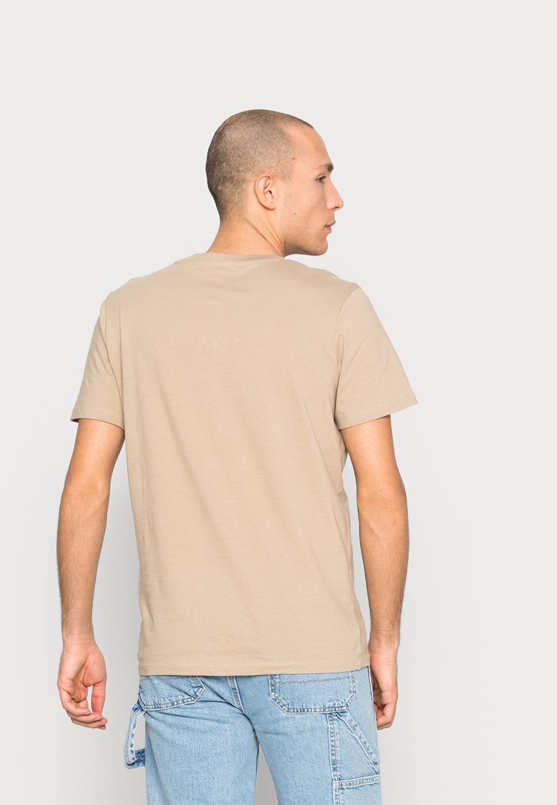 Herren T-Shirts basic | Jack & Jones JJBILLBOARDTEE T-Shirt print crockery/sand - QH04569 Herren T-Shirts basic | Jack & Jones JJBILLBOARDTEE T-Shirt print crockery/sand - QH04569