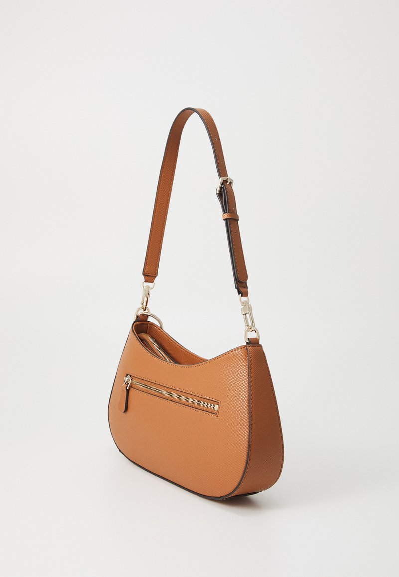 Bolso sintético marrón con forma curva, exterior texturizado, herrajes dorados y un bolsillo frontal con cremallera. Correa de hombro ajustable.