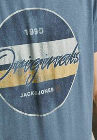 Jack & Jones JORBRADY TEE CREW NECK - Camiseta estampada - bluefin