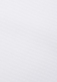 Biała tkanina z subtelnym, teksturowanym wzorem. Powierzchnia wydaje się gładka z lekkim połyskiem. Brak widocznych szwów lub elementów metalowych.