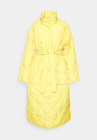 Gelber, gesteppter Mantel mit hohem Kragen, Taillengürtel, großen Taschen und Druckknopfverschluss. Glattes, glänzendes Material mit Rautenmuster.