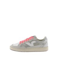 Sneaker in suede grigio e pelle bianca, con lacci rosa, punta rotonda, suola in gomma testurizzata e un design elegante con dettagli del marchio.