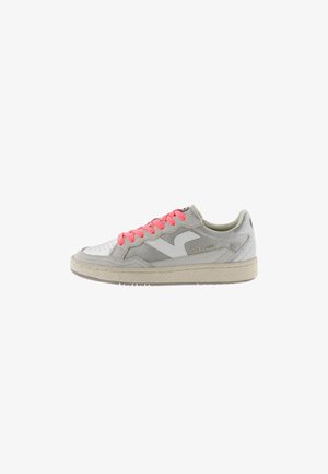 Sneaker in suede grigio e pelle bianca, con lacci rosa, punta rotonda, suola in gomma testurizzata e un design elegante con dettagli del marchio.