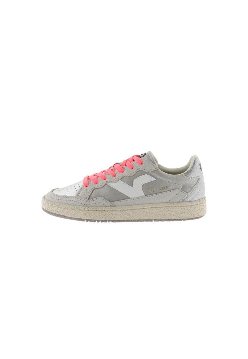 Sneaker in suede grigio e pelle bianca, con lacci rosa, punta rotonda, suola in gomma testurizzata e un design elegante con dettagli del marchio.