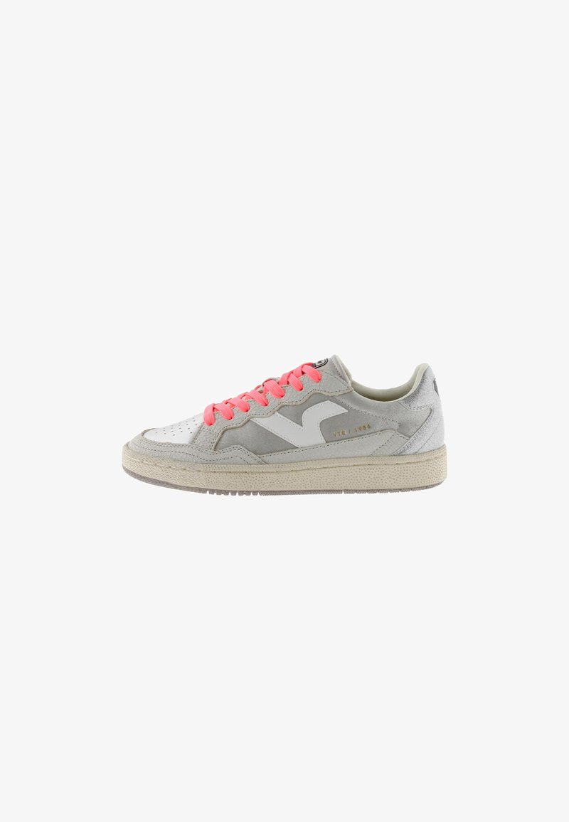 Sneaker in suede grigio e pelle bianca, con lacci rosa, punta rotonda, suola in gomma testurizzata e un design elegante con dettagli del marchio.