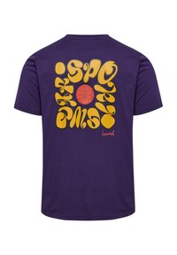 Fioletowa bawełniana koszulka z dużym żółtym wzorem graficznym, falującym napisem oraz czerwoną piłką do koszykówki na plecach.