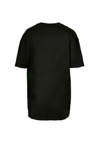 Sort oversized t-shirt lavet af bomuld, med rund halsudskæring, korte ærmer og lige snit uden synlige mønstre eller hardware.