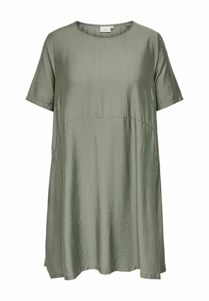 Laza szabású, rövid ujjú ruha fényes zsályazöld anyagból, kerek nyakkivágással és diszkrét varrási résszel a mell alatt.