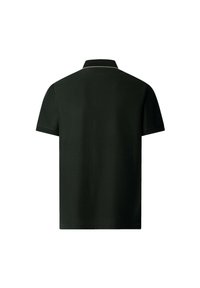 Černé polo triko s krátkým rukávem a žebrovaným límcem, zdobené tenkým bílým pruhem, zobrazené zezadu na bílém pozadí.