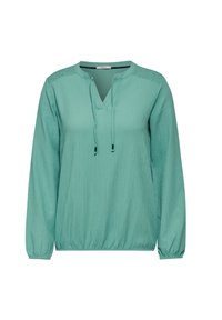 Blouse à manches longues couleur bleu sarcelle clair avec un col en V, épaules froncées, détail avec cordon de serrage et poignets élastiqués. Le tissu texturé ajoute un intérêt visuel.