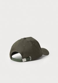 Casquette de baseball vert olive vue de l'arrière, dotée d'une boucle en métal sur la sangle réglable et d'un bord courbé.