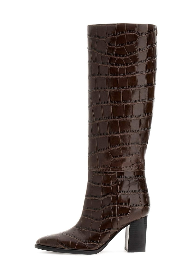 Stivale in pelle marrone con effetto croc, alto fino al ginocchio, con punta affusolata e tacco spesso, caratterizzato da una finitura liscia e elegante e un motivo testurizzato.