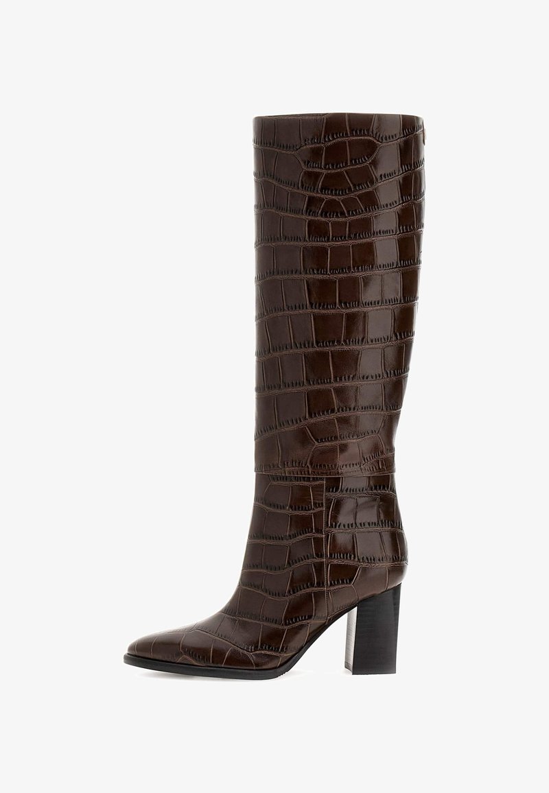 Stivale in pelle marrone con effetto croc, alto fino al ginocchio, con punta affusolata e tacco spesso, caratterizzato da una finitura liscia e elegante e un motivo testurizzato.
