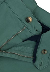 Groene katoenen broek met een metalen rits, een messing knoopsluiting en een blauwe binnenvoering. Kenmerkt zich door een gladde textuur en nette stiksels.
