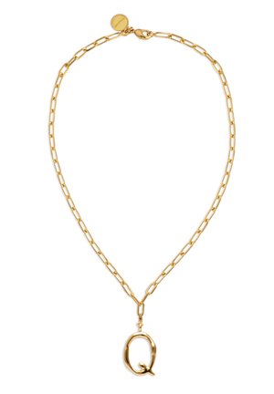 Collar de cadena de oro con eslabones alargados y un colgante en forma de la letra Q con un pequeño lazo en la parte inferior.
