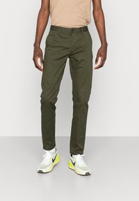Scotch & Soda MOTT CONTAINS - Hlače chino - military