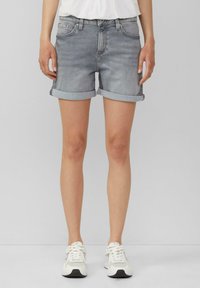 Shorts en denim gris clair avec des revers, dotés de poches avant, d'une fermeture par bouton et zip, et d'une texture douce.