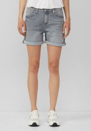 Shorts en denim gris clair avec des revers, dotés de poches avant, d'une fermeture par bouton et zip, et d'une texture douce.