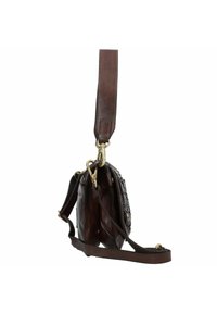 Borsa a mano in pelle marrone con una texture intrecciata, caratterizzata da una forma arrotondata e una tracolla regolabile. Finiture in ottone e doppia apertura.