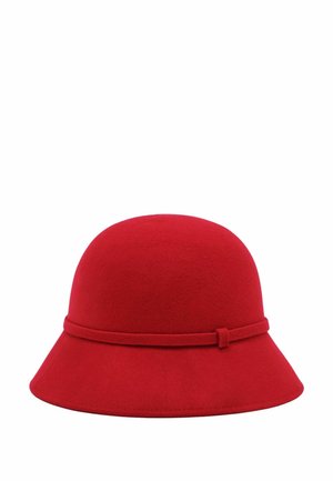 Czerwona czapka cloche z zaokrągloną koroną i wąską pasującą opaską otaczającą podstawę, z małym detalem pętli po jednej stronie.