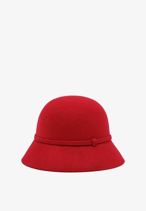 Czerwona czapka cloche z zaokrągloną koroną i wąską pasującą opaską otaczającą podstawę, z małym detalem pętli po jednej stronie.