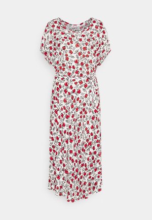 Maxi dress in tessuto leggero con una base bianca decorata da un motivo floreale rosso e foglie verdi, maniche corte a dolman e vita con cintura.