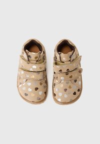 Stivali scamosciati tan con motivi a cuore in argento, oro e marrone. Presentano due cinturini in Velcro e una suola in gomma per aderenza e comfort.