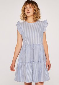 Gestreiftes Kleid mit blauen und weißen vertikalen Linien, kurzen Rüschensäumen, rundem Ausschnitt und einem gestuften, ausgestellt Rock. Aus Baumwollstoff.