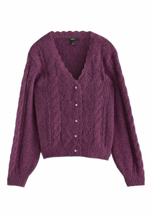 Vibrantti violetti neuletakki, jossa on aaltoileva V-pääntie, teksturoitu neulekuvio, pitkät hihat ja kuusi koristeellista nappia edessä.