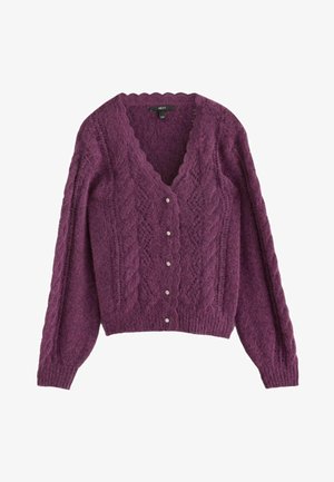 Cardigan violet vif avec un décolleté en V à festons, un motif de tricot texturé, des manches longues et six boutons décoratifs sur le devant.