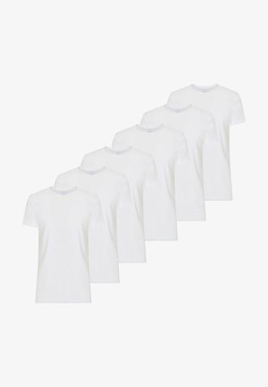 Sette magliette bianche semplici a maniche corte con scollo tondo, disposte in modo sfalsato e sovrapposte su uno sfondo bianco.