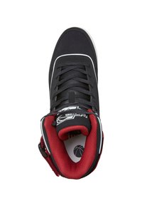 Zwart synthetisch high-top basketbalschoen met rode mesh voering. Heeft witte accenten, geperforeerde neus en platte zwarte veters.