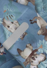 Blått tyg med ett upprepat mönster av koalor och blad, med en slät silverkant på kanten som skapar en lekfull design.