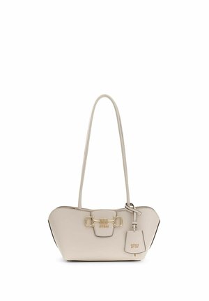 Sac à main beige Guess avec longues anses, détail de boucle ton or et étiquette de marque attachée sur fond blanc.